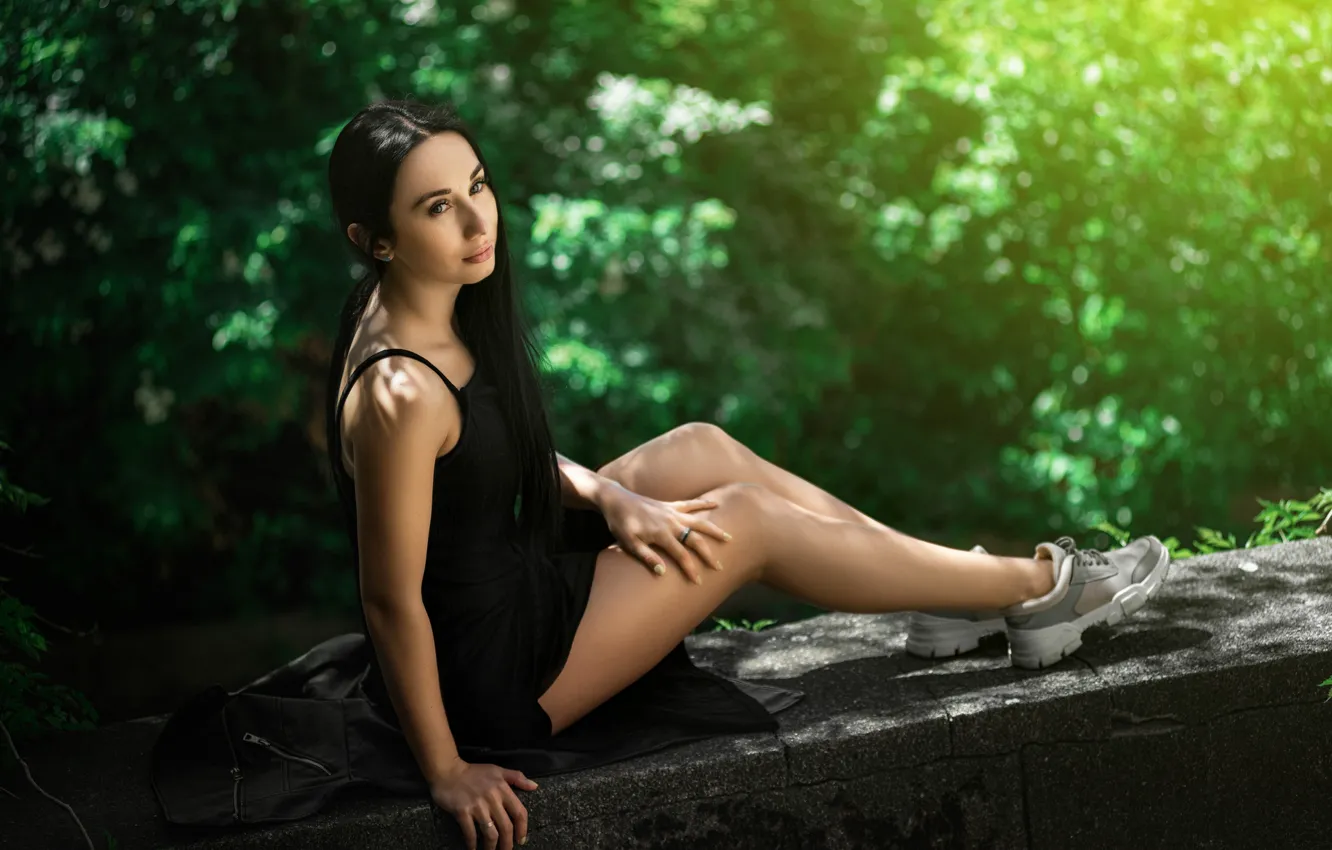 Фото обои взгляд, девушка, природа, фото, тень, брюнетка, ножки, Артамонов Сергей