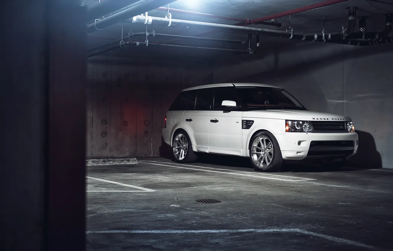 Фото обои белый, спорт, парковка, white, Land Rover, Range Rover, блик, Sport