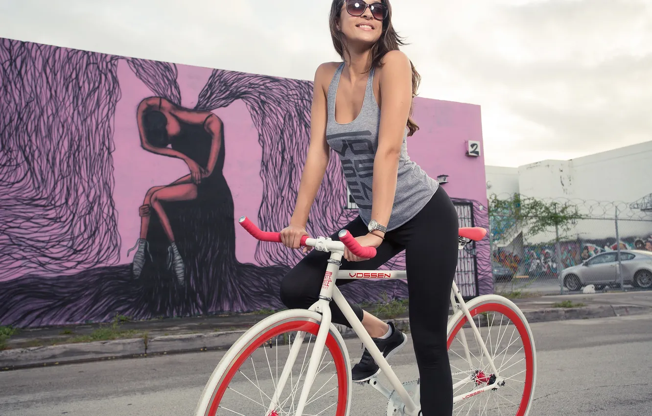 Фото обои девушка, велосипед, граффити, брюнетка, очки, Vossen