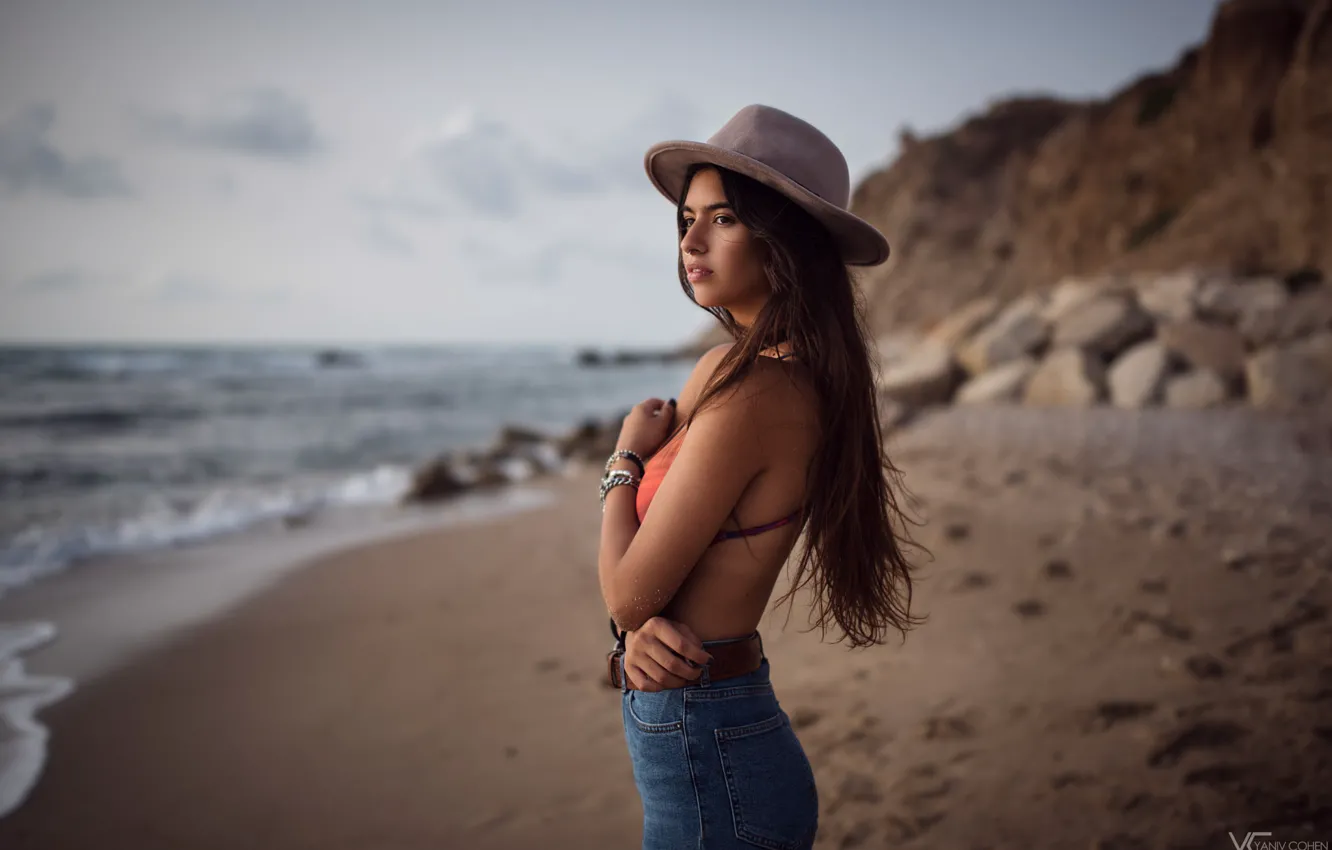Фото обои песок, море, волны, пляж, девушка, берег, модель, шляпа