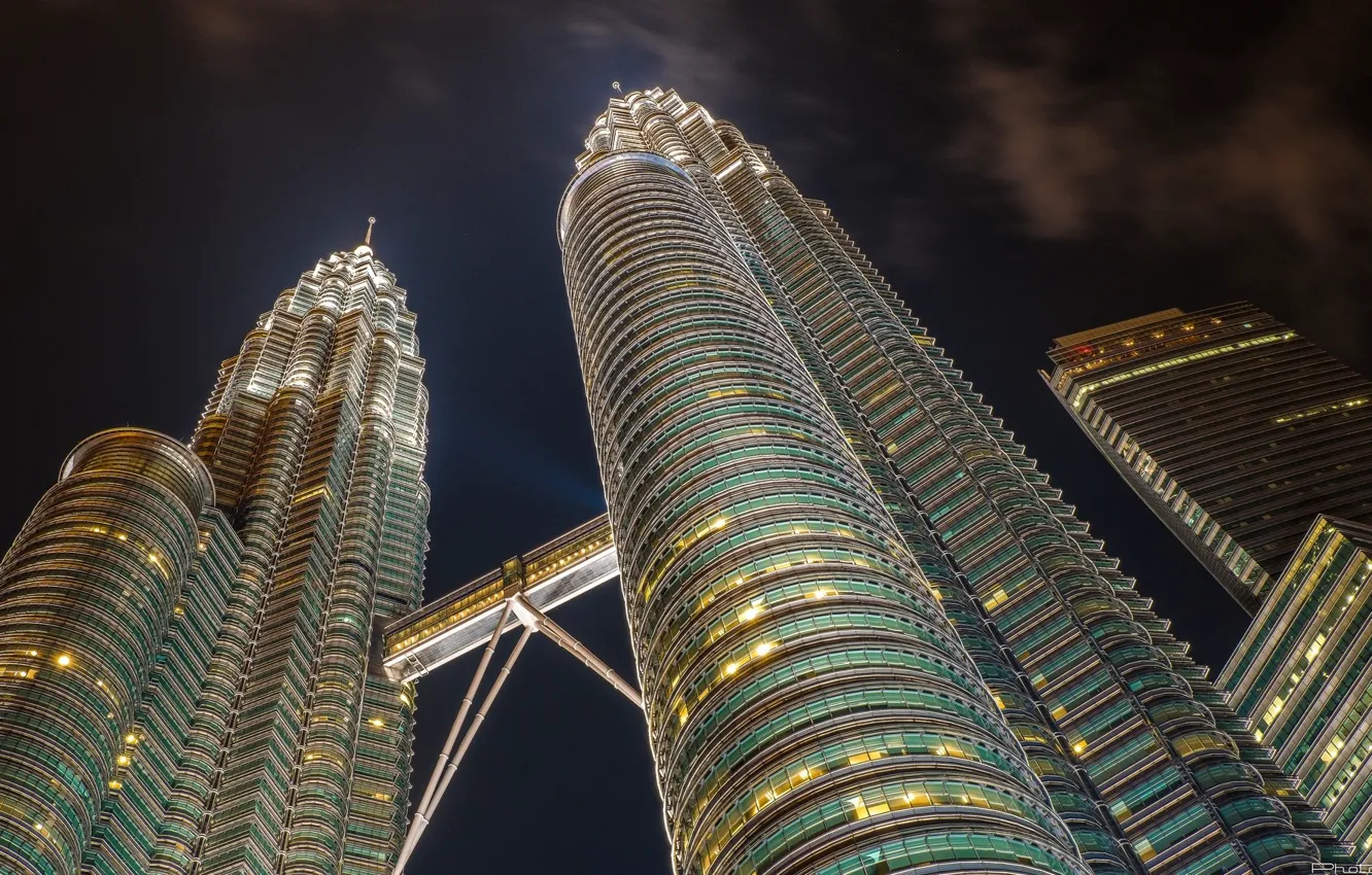 Фото обои ночь, город, здания, Малайзия, вид снизу, Куала-Лумпур