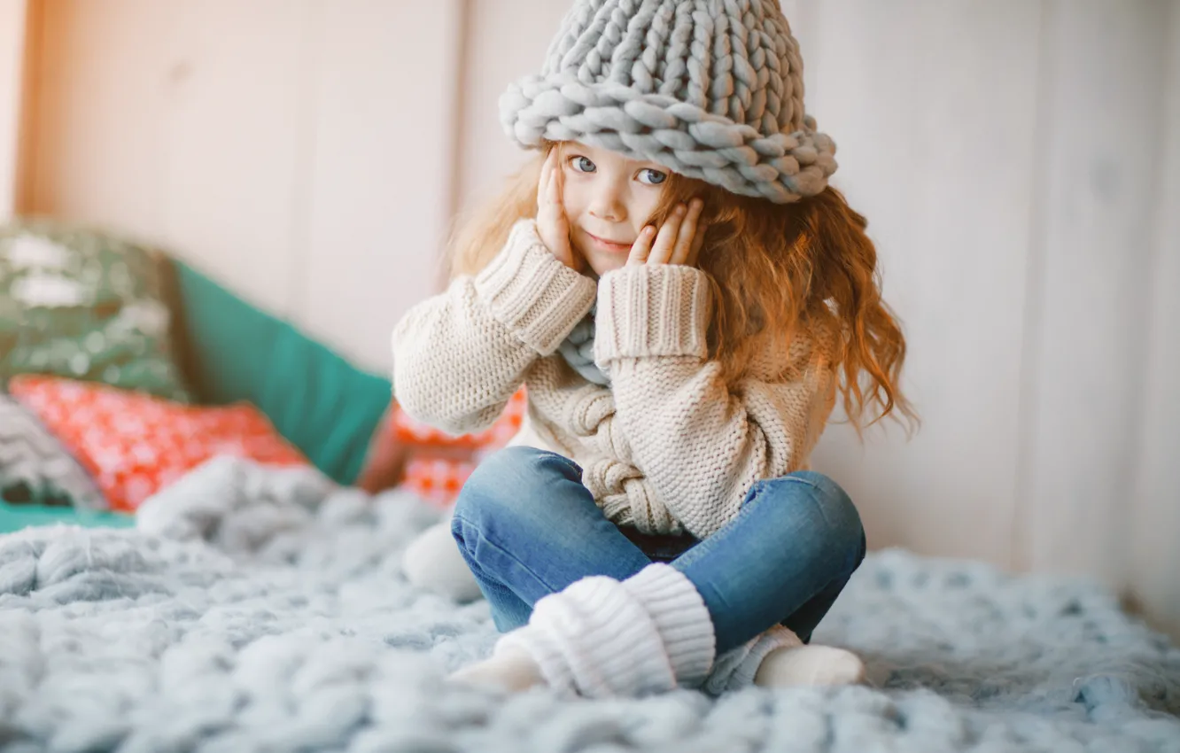 Фото обои шапка, джинсы, шарф, девочка, happy, cute, little girl