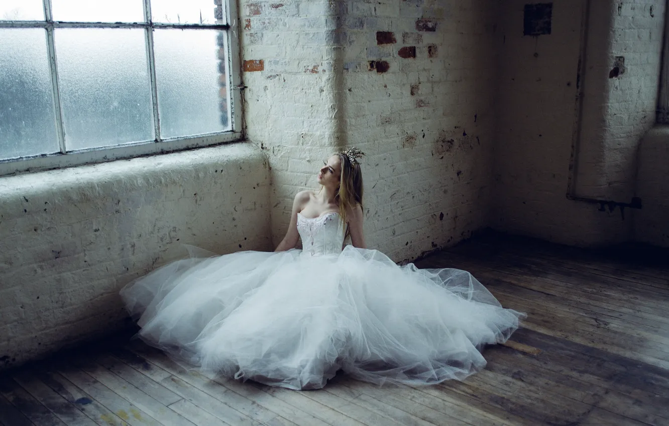 Фото обои девушка, платье, окно, невеста, на полу, свадебное платье
