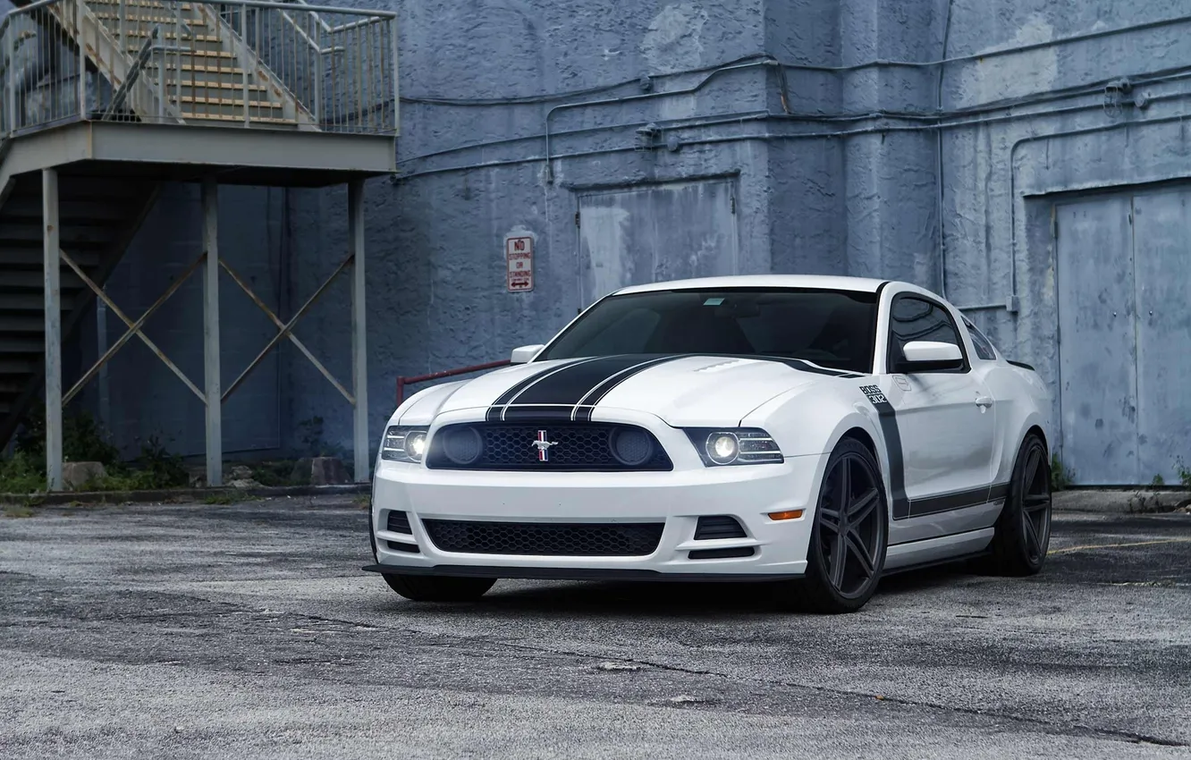 Фото обои белый, асфальт, трещины, здание, mustang, мустанг, white, wheels