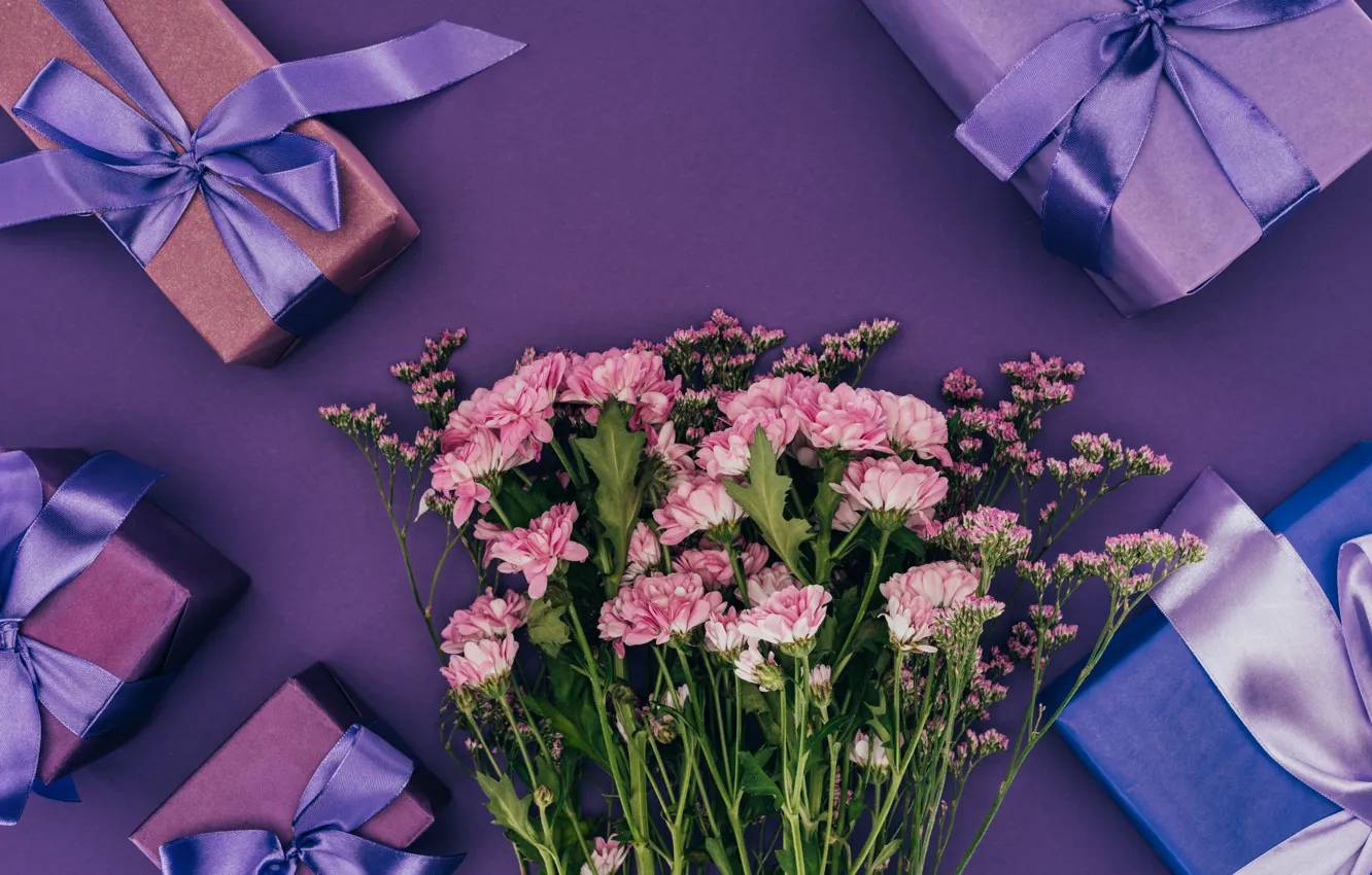 Фото обои цветы, праздник, лента, подарки, пирожные, банты