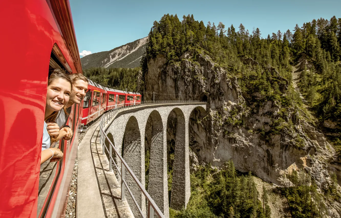 Фото обои Горы, Швейцария, Улыбка, Люди, Поезд, Железная дорога, Switzerland, Railway