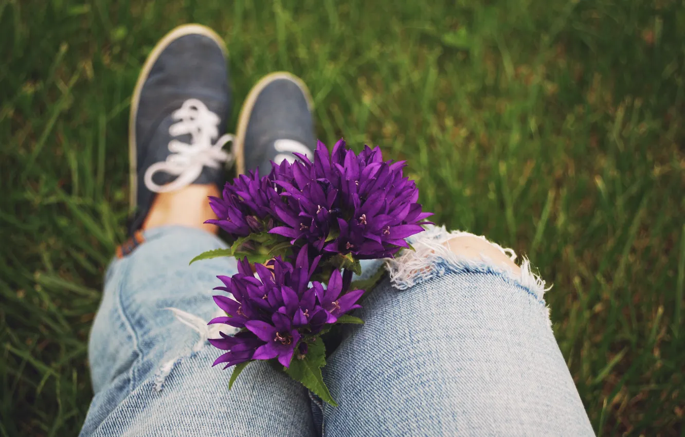 Фото обои цветы, кеды, джинсы