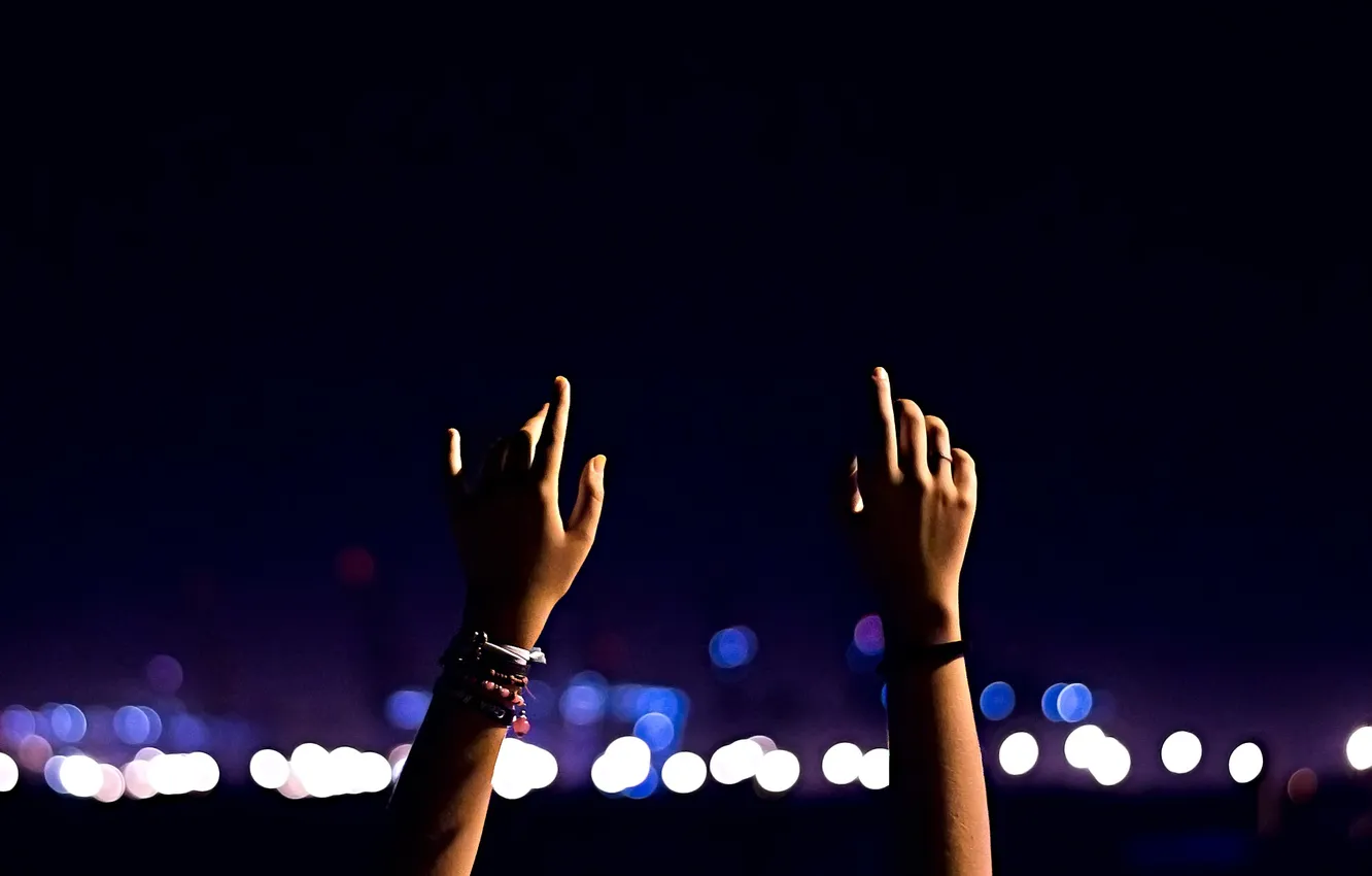 Фото обои ночь, руки, пальцы, браслеты