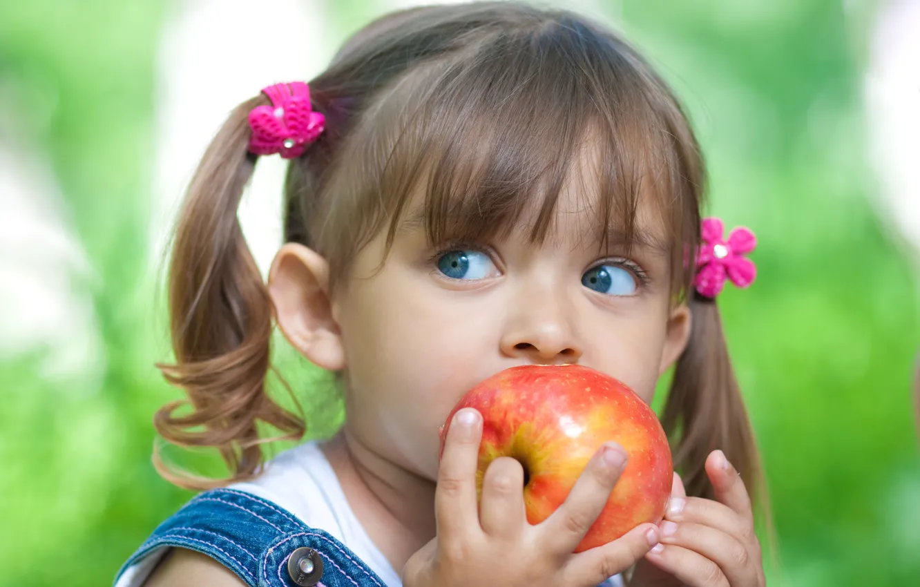 Фото обои глаза, взгляд, красное, apple, яблоко, голубые, девочка, red