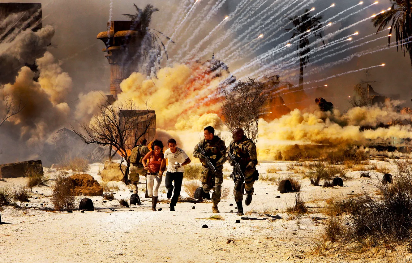 Фото обои дым, Взрыв, бег, Египет, Меган фокс, военные, Трансформеры 2