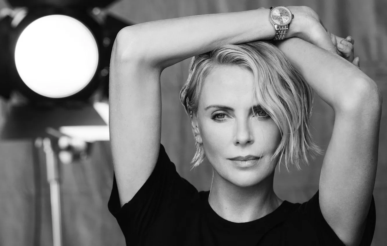 Фото обои взгляд, поза, Charlize Theron, часы, актриса, прожектор, Шарлиз Терон, черно белая