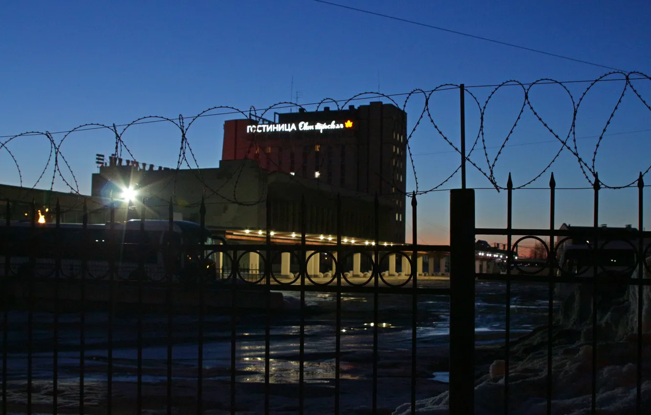 Фото обои небо, ночь, город, здание, весна, вечер, ограждение, Россия
