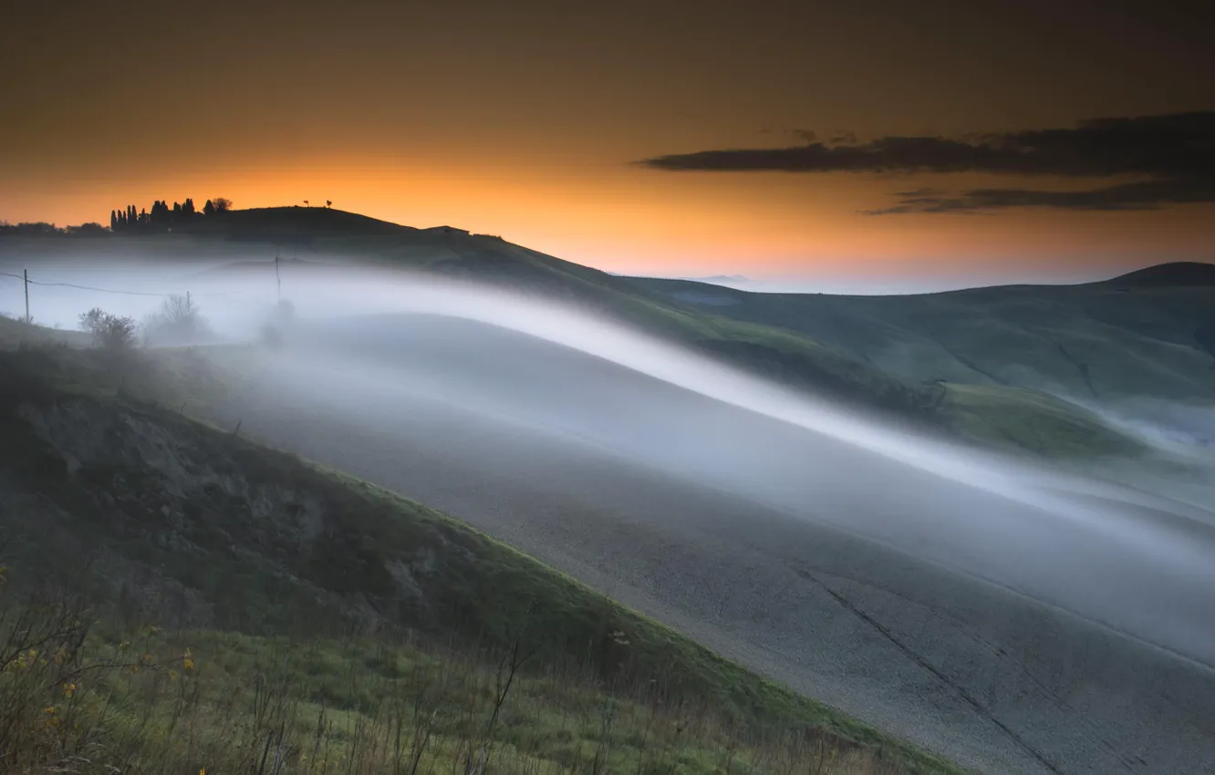Фото обои пейзаж, закат, туман, холм, дымка