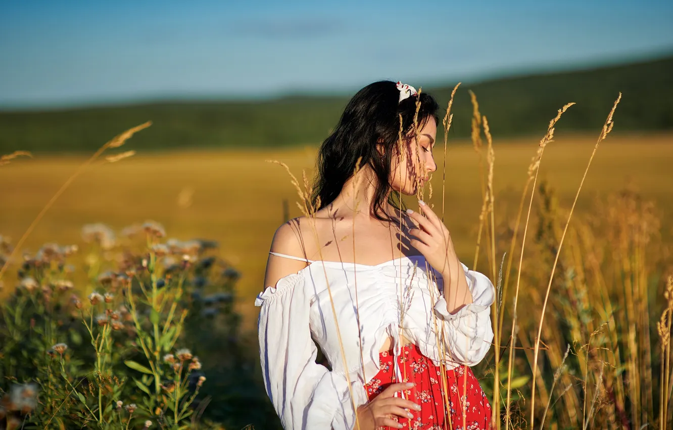 Фото обои девушка, grass, sky, field, nature, clouds, model, brunette