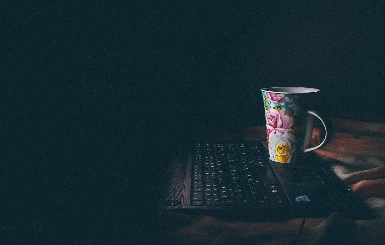 Фото обои Intel, cup, bed, coffee, bedroom, darkness, laptop