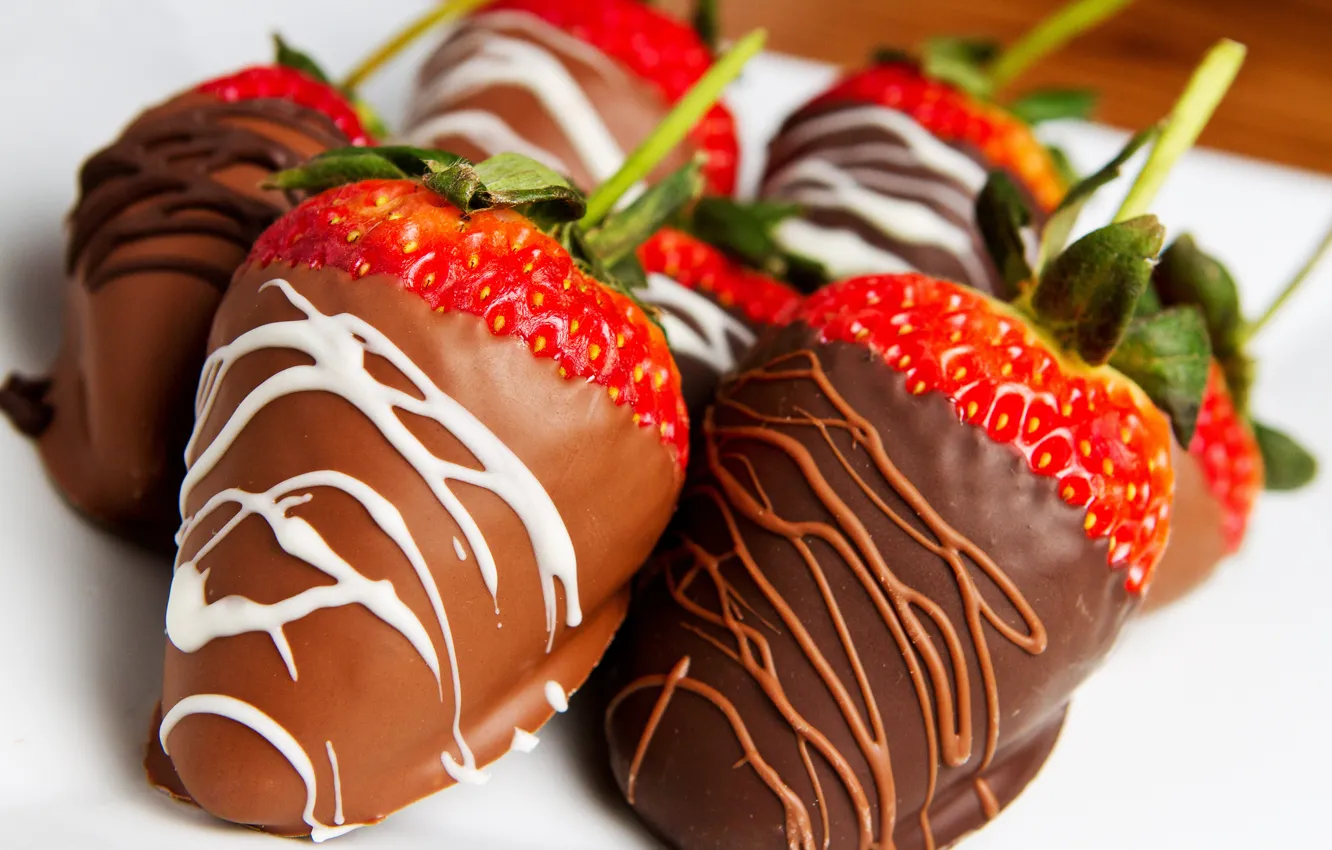Фото обои макро, ягоды, шоколад, клубника, клубника в шоколаде