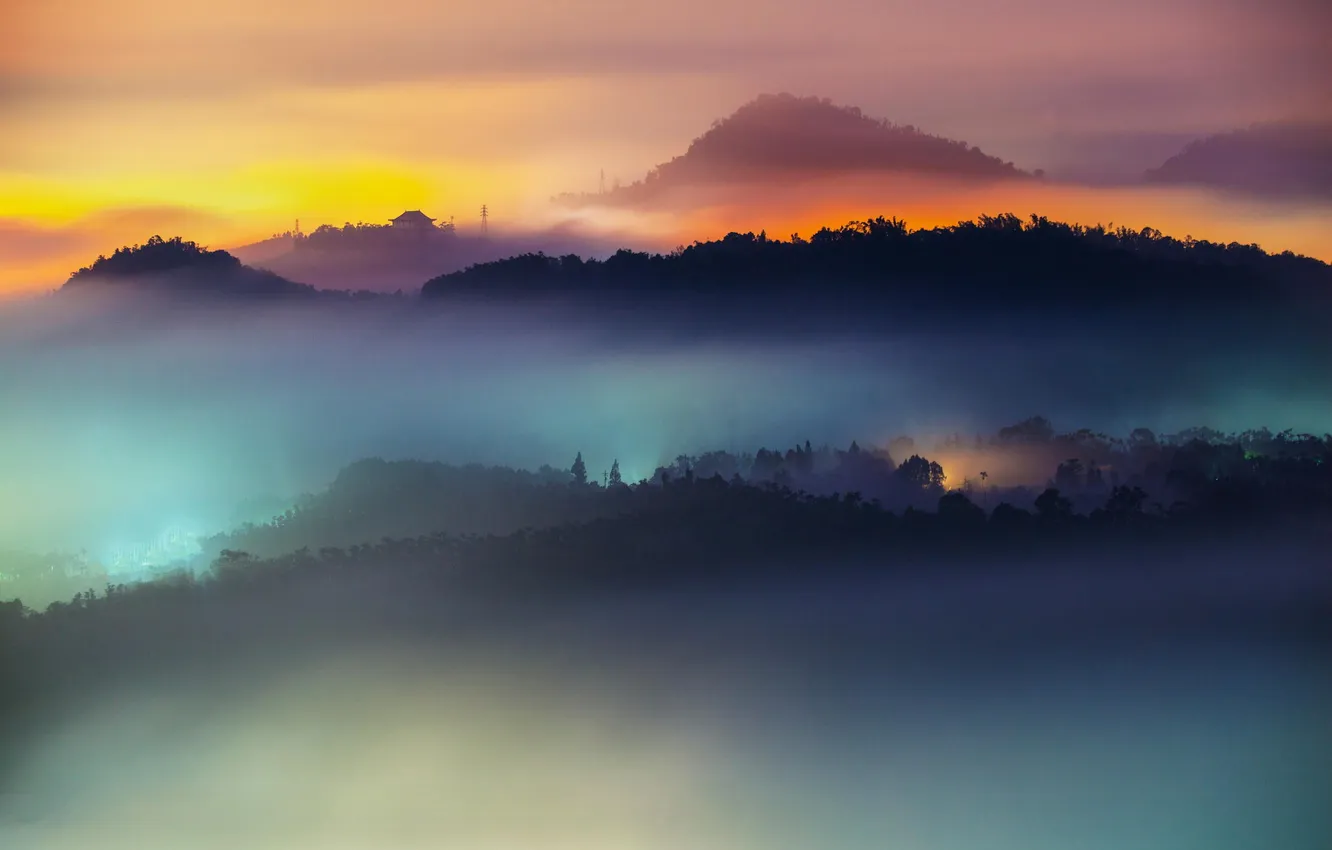 Фото обои лес, облака, пейзаж, горы, туман, рассвет