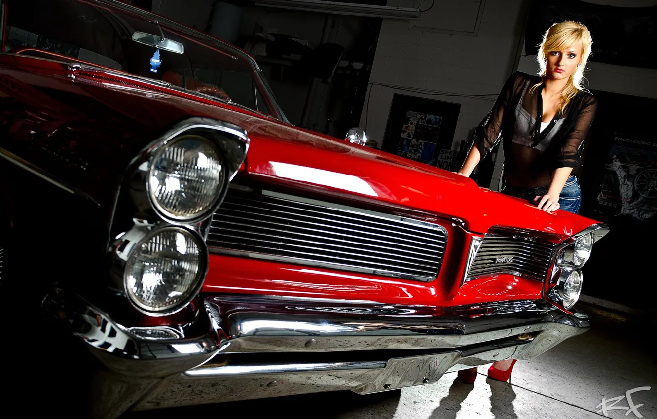 Фото обои Девушки, Pontiac, красивая блондинка, красный авто, позирует над машиной