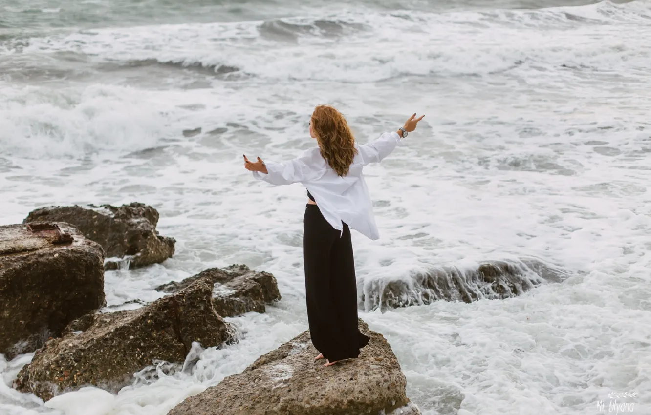 Фото обои море, девушка, поза, камни, ветер, спина, рубашка, Ульяна Мизинова