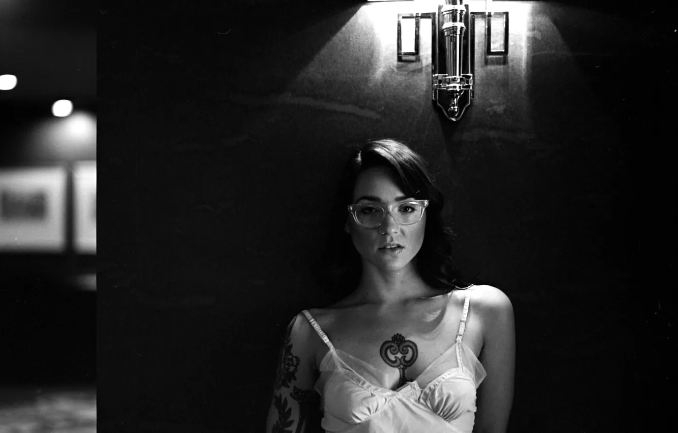 Фото обои girl, wall, blouse, woman, model, tattoo, black and white, glasses