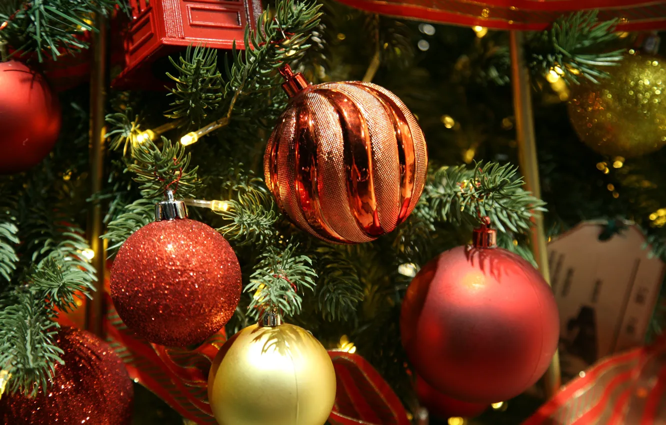 Фото обои зима, шарики, праздник, шары, Рождество, красные, Новый год, ёлка