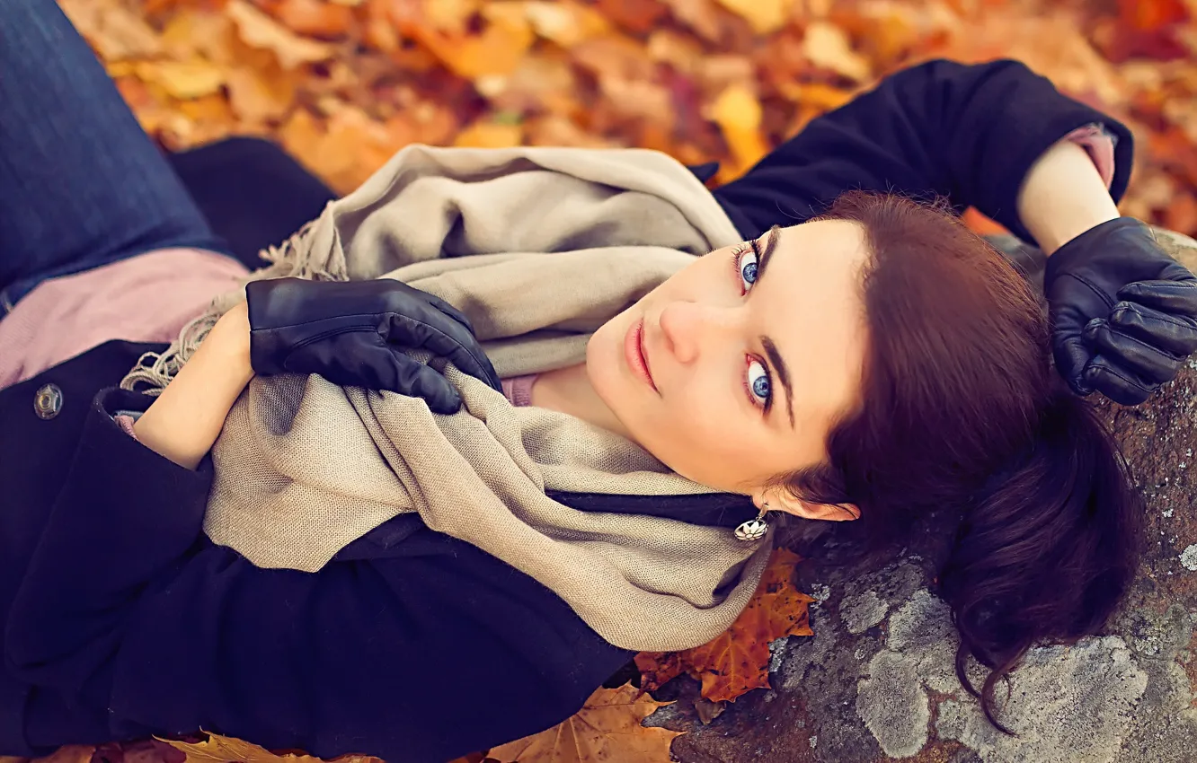 Фото обои осень, глаза, взгляд, Девушка, листья.