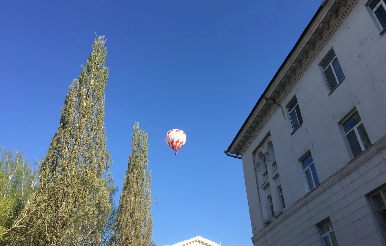 Фото обои город, дом, воздушный шар, весна, утро, Йошкар-Ола, деревo