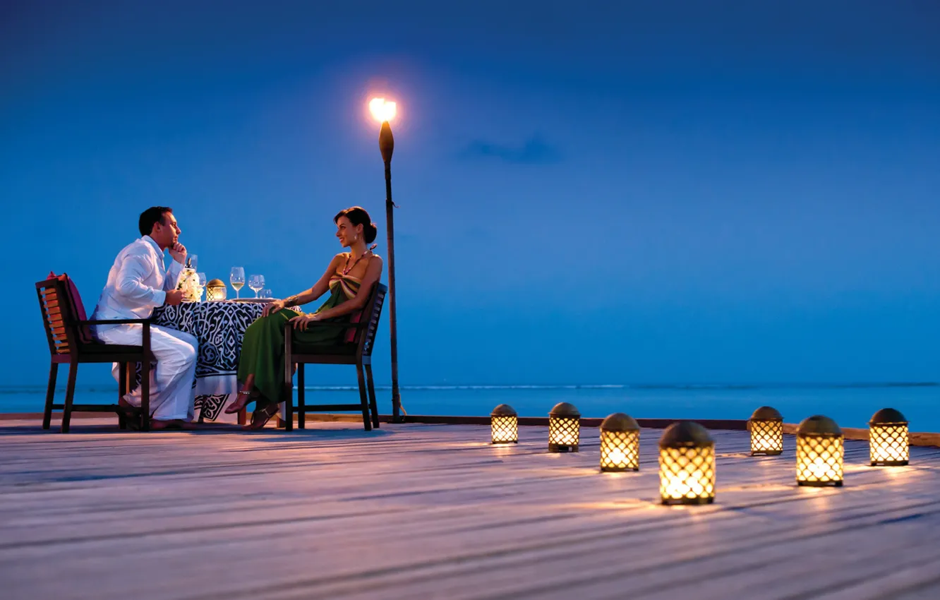 Фото обои океан, вино, романтика, вечер, фонари, пара, двое, ужин