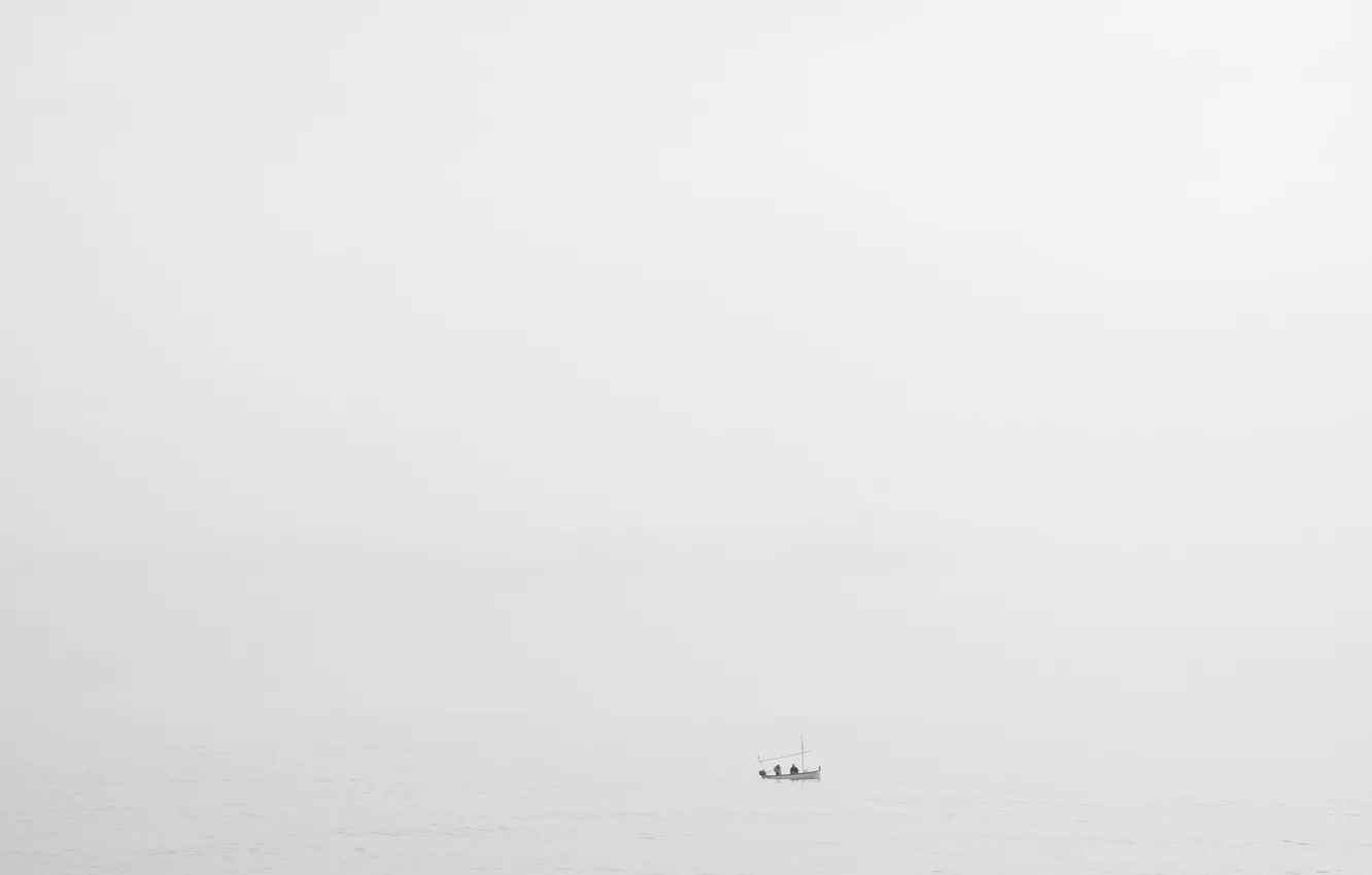 Фото обои море, туман, лодка, рыбаки, дождливый