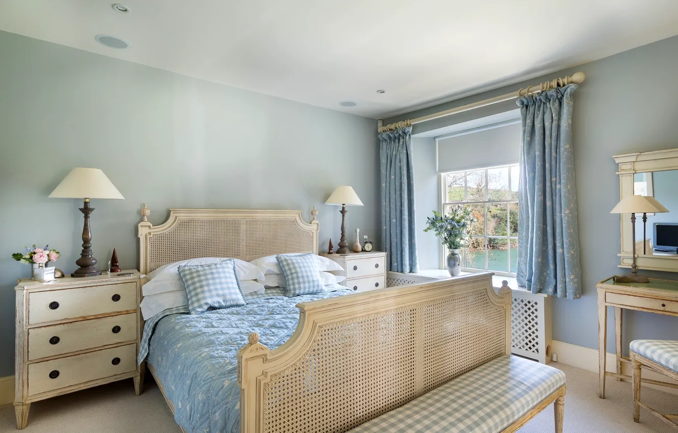 Фото обои цветы, лампа, кровать, подушки, столик, спальня, комод