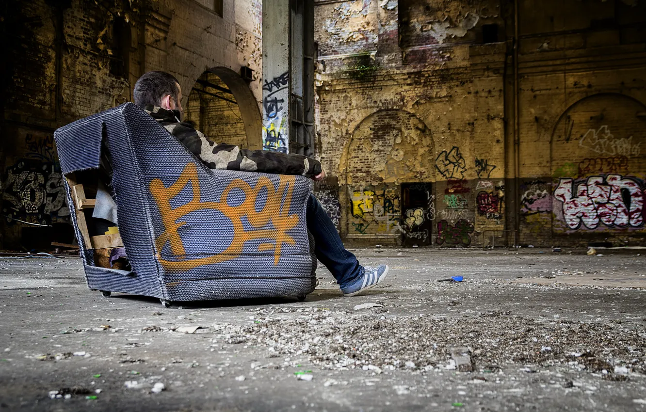 Фото обои мусор, граффити, кресло, грязь, ангар, разруха, мужчина, слизь