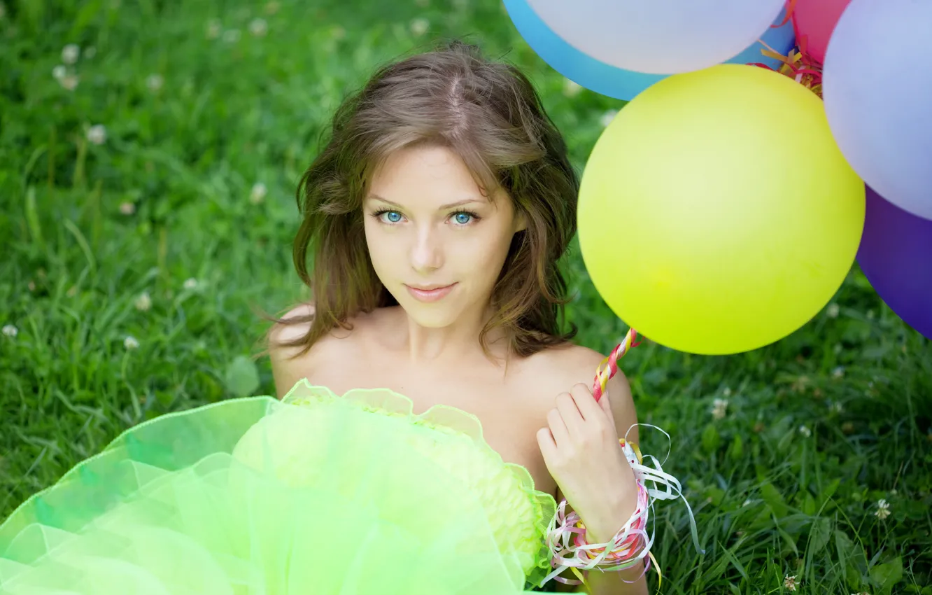 Фото обои трава, девушка, воздушные шары, клевер, шатенка, голубоглазая, локоны, взгляд. улыбка