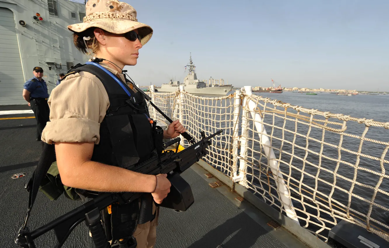 Фото обои девушка, оружие, корабль, солдат, экипировка, обмундирование, борт