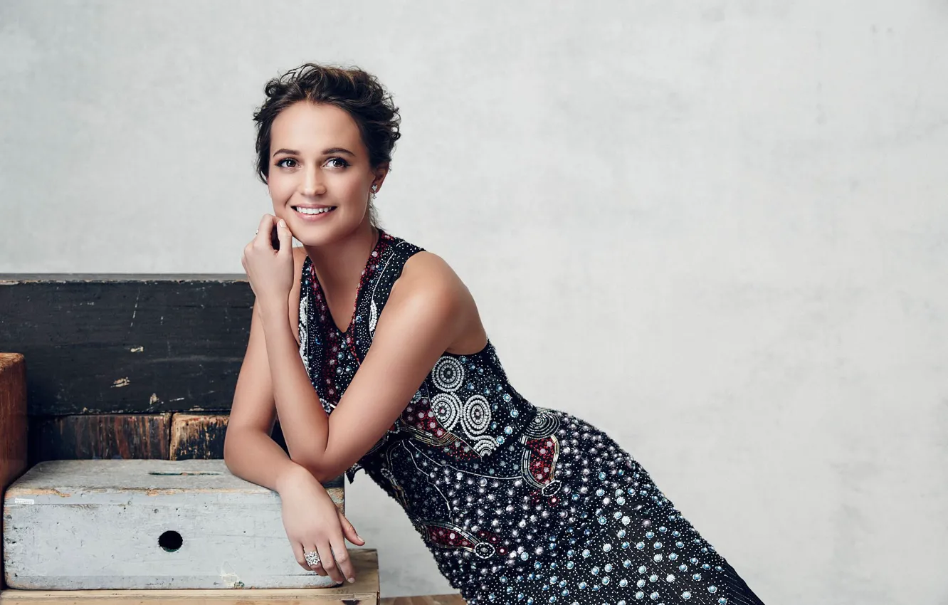 Фото обои девушка, поза, улыбка, милая, платье, Алисия Викандер, Alicia Vikander