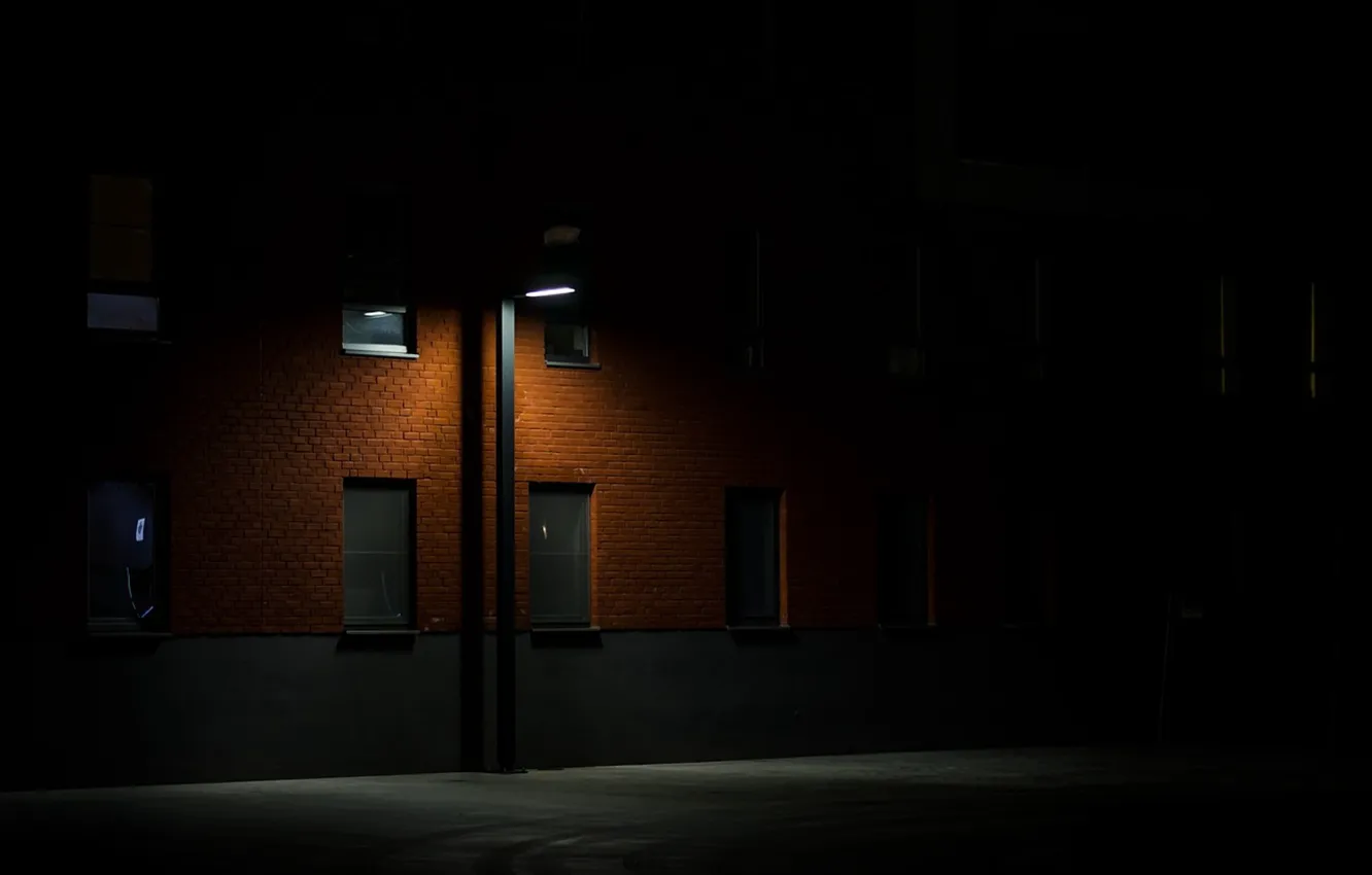 Фото обои ночь, темнота, улица, окна, фонарь