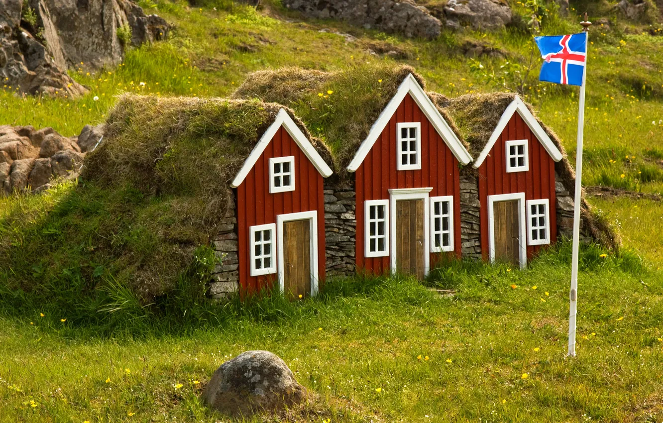 Фото обои трава, камни, флаг, домики, Исландия