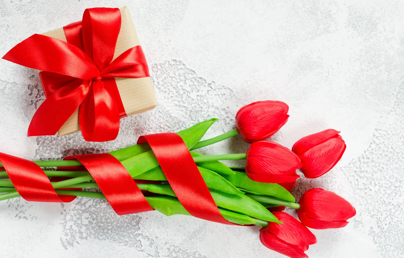 Фото обои любовь, цветы, подарок, букет, лента, сердечки, тюльпаны, красные