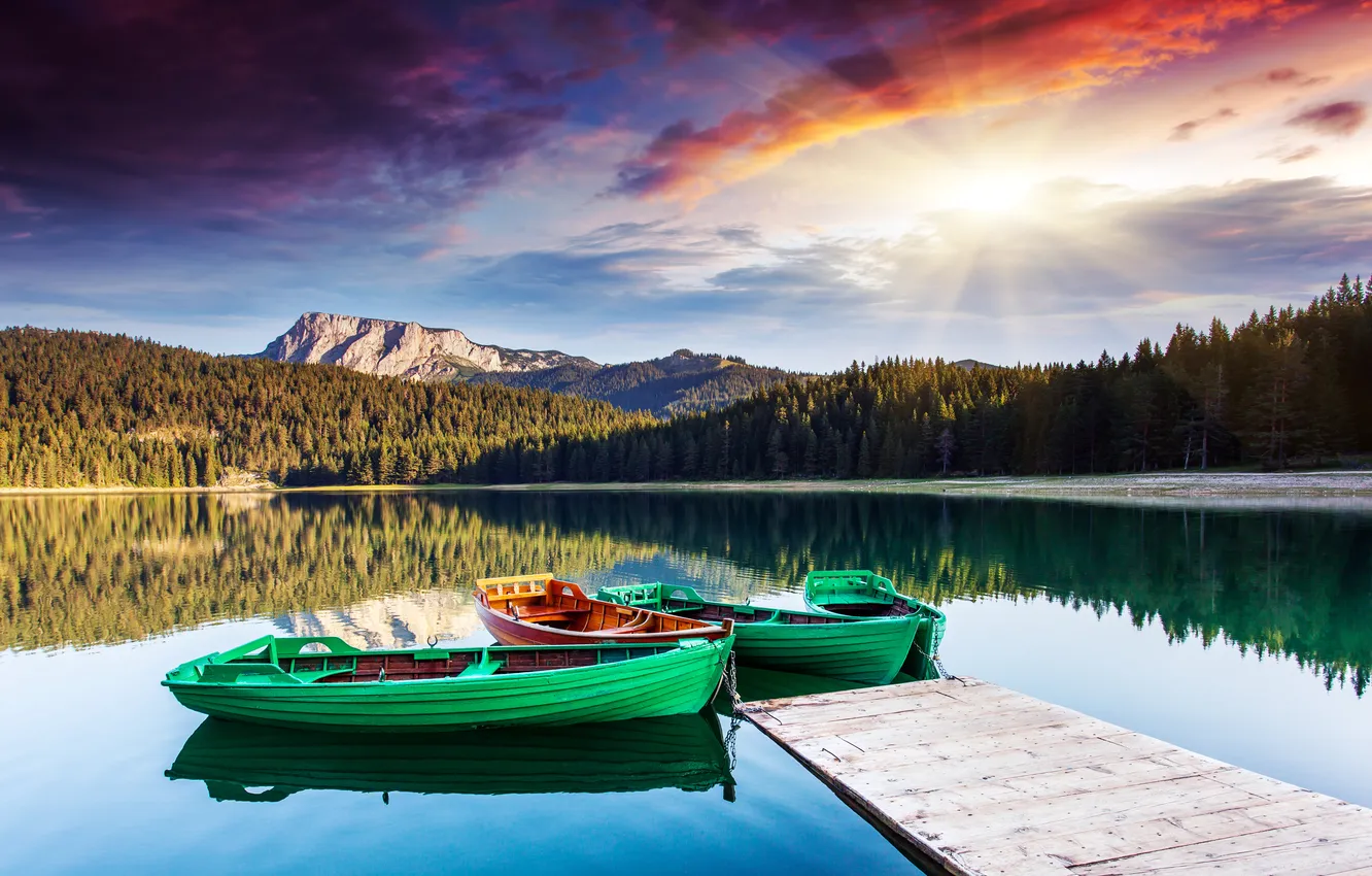 Фото обои деревья, горы, лодки, мостик, солнечные лучи, горное озеро