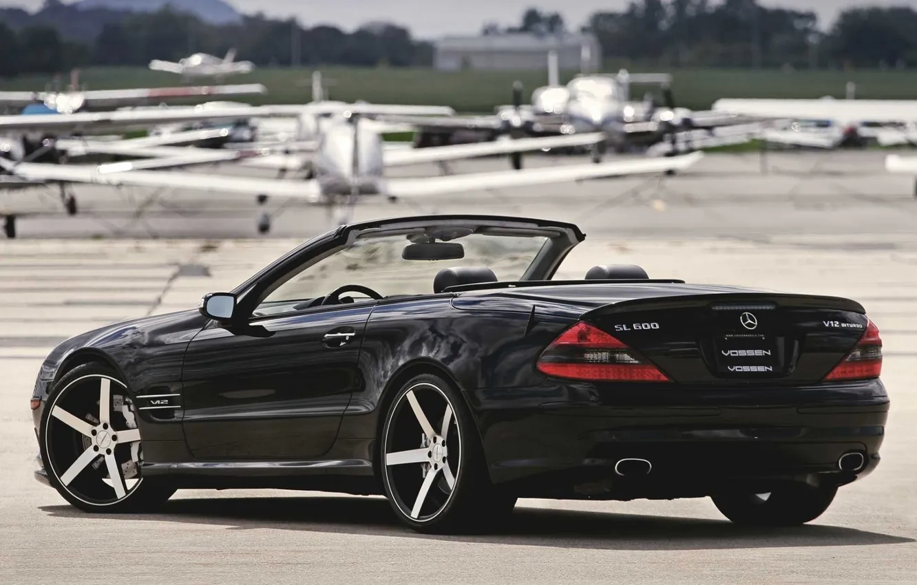 Фото обои чёрный, тюнинг, Mercedes-Benz, Мерседес, кабриолет, аэродром, вид сзади, tuning