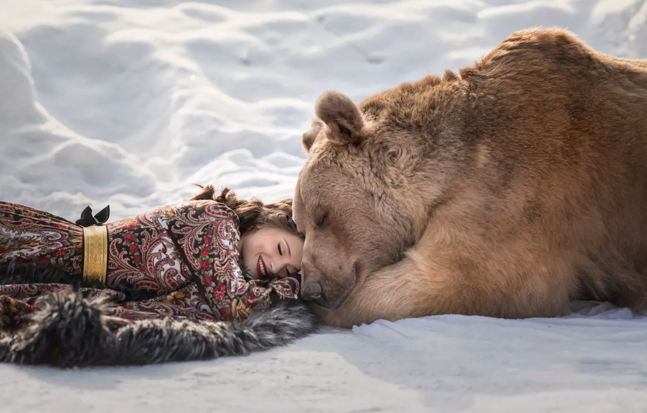 Фото обои зима, снег, улыбка, Девушка, платье, медведь, лежит, Ирина Пирогова