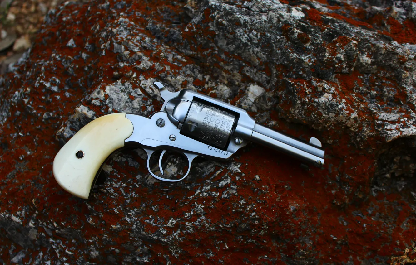 Фото обои metal, wood, Ruger, revolver, gun fire