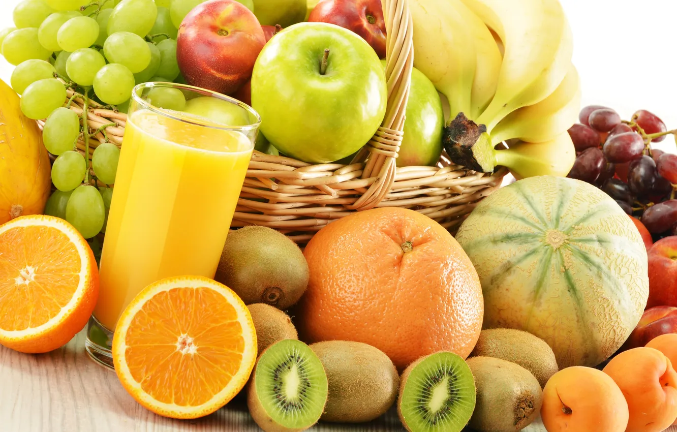 Фото обои стакан, ягоды, корзина, яблоки, апельсины, киви, сок, виноград