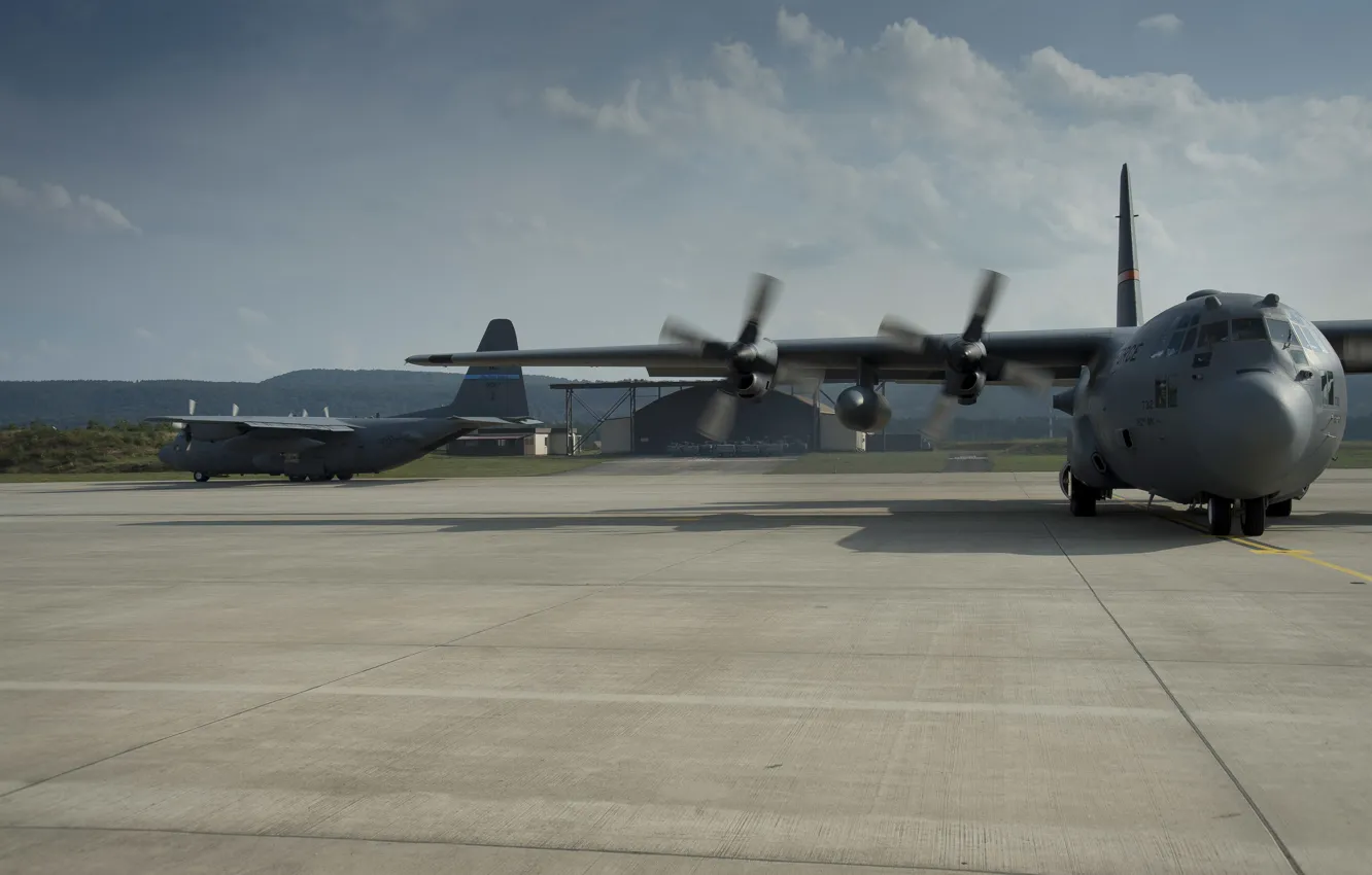 Фото обои самолет, аэродром, ангары, C-130H Hercules, ВВС Канады