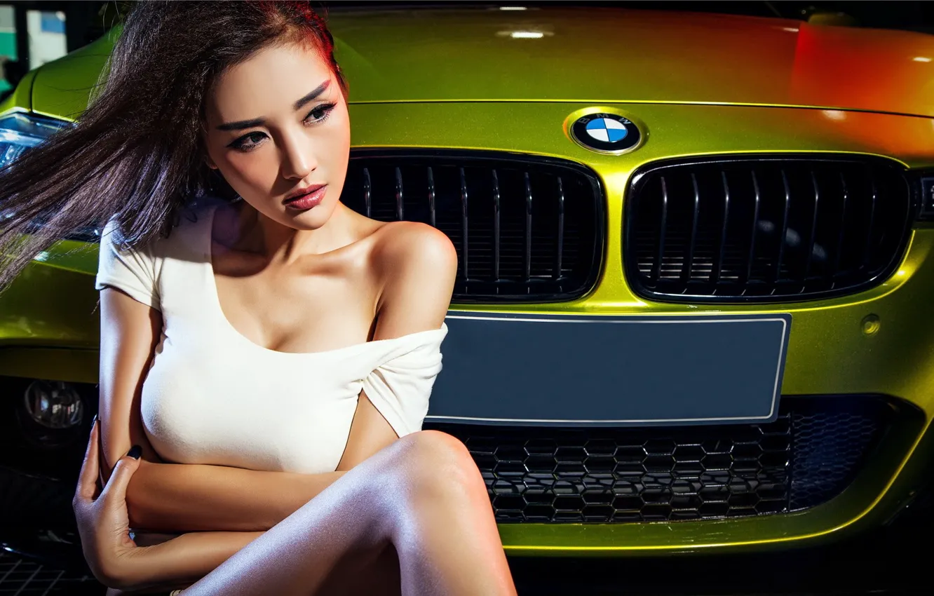 Фото обои авто, взгляд, Девушки, BMW, азиатка, красивая девушка, сидит над машиной