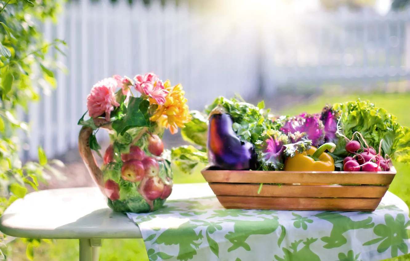 Фото обои лето, цветы, стол, ваза, ящик, овощи, скатерть