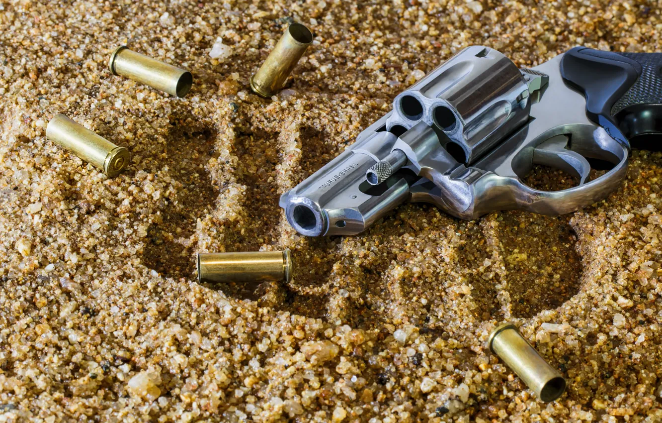 Фото обои пистолет, след, размытость, револьвер, гильзы, барабан, боке, revolver