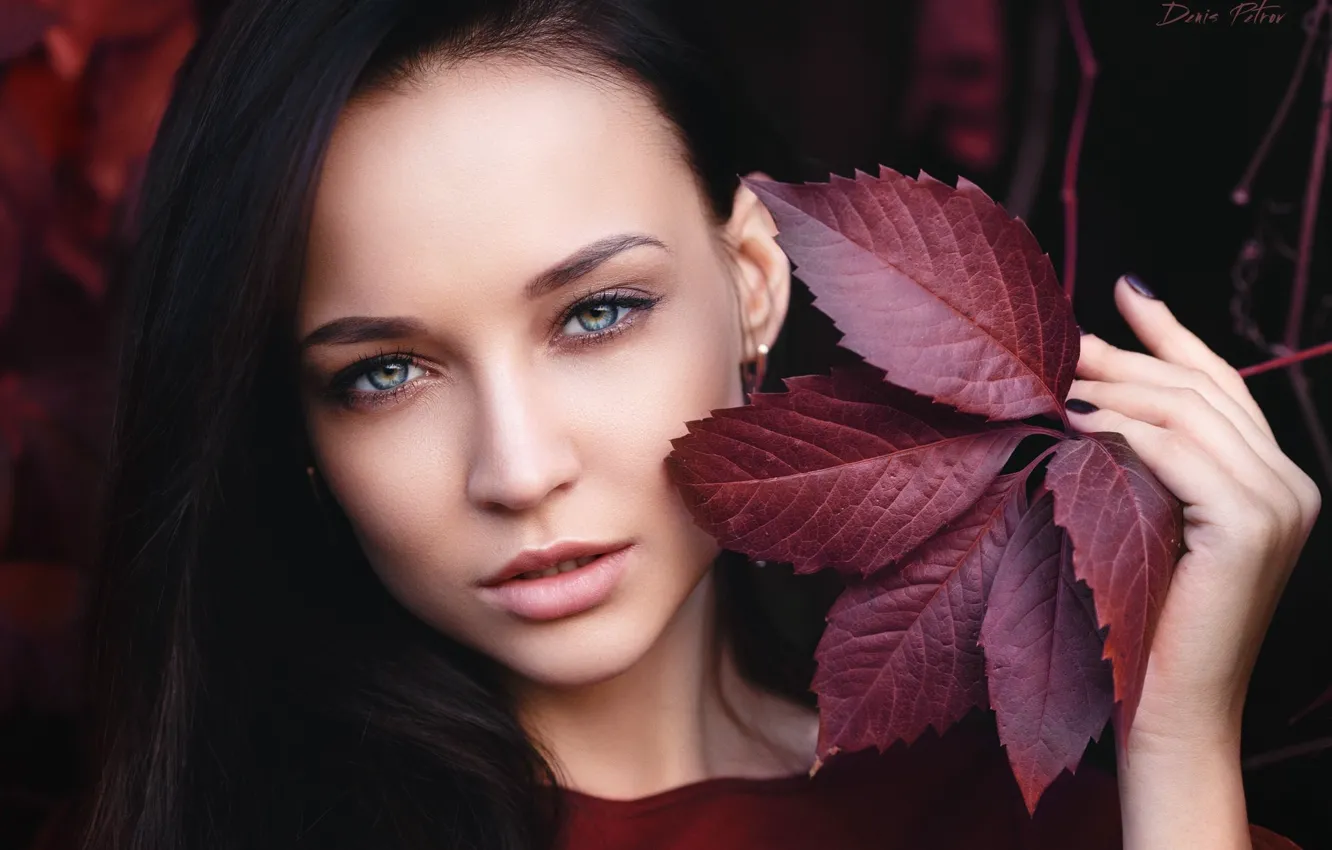 Фото обои взгляд, листья, крупный план, лицо, модель, рука, портрет, ветка