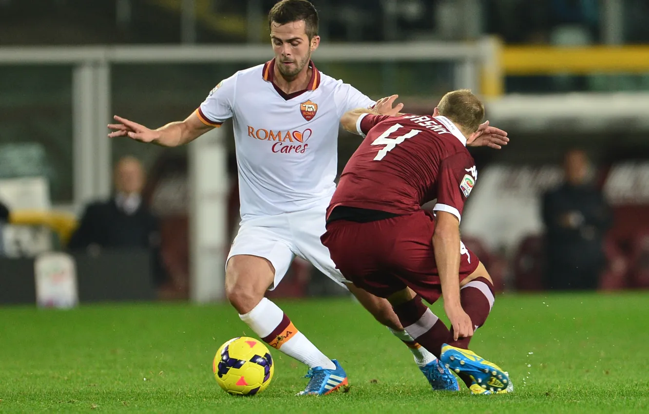Фото обои football, soccer, AS Roma, Bosnia, Centrocampista, Miralem Pjanic, Midfield. Dribling