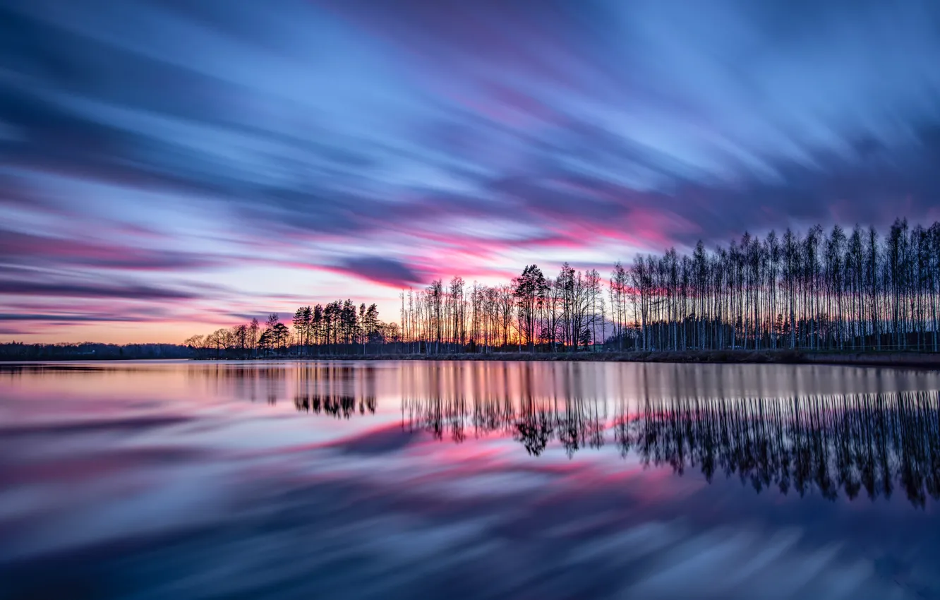 Фото обои небо, деревья, закат, озеро, отражение, Швеция