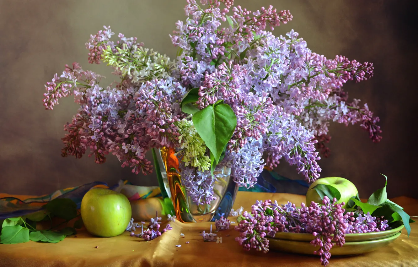 Фото обои цветы, стол, яблоки, зеленые, тарелки, ваза, натюрморт, сирень